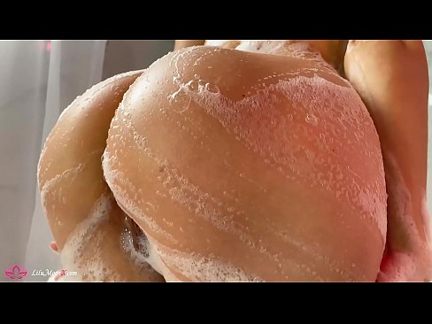 ❤️ Brunette Masturbates Pussy b'vibratur għal orga intens fid-doċċa ❤️ Porno lilna ❌️❤