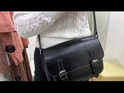 ❤️ Masturbazzjoni pubblika tal-kelba żagħżugħa FeralBerry b'dildo fil-kamra tal-armar ❤️ Porno lilna ❌️❤